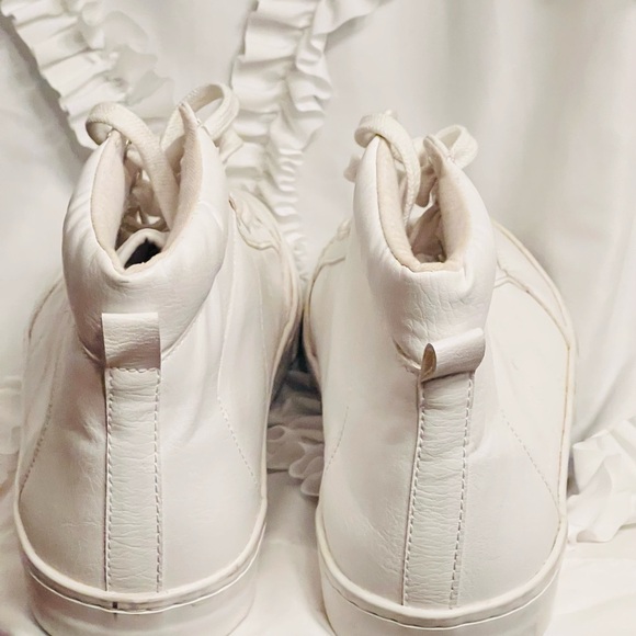 Old Navy Women's Classic White Sneakers - Picture 2 of 4